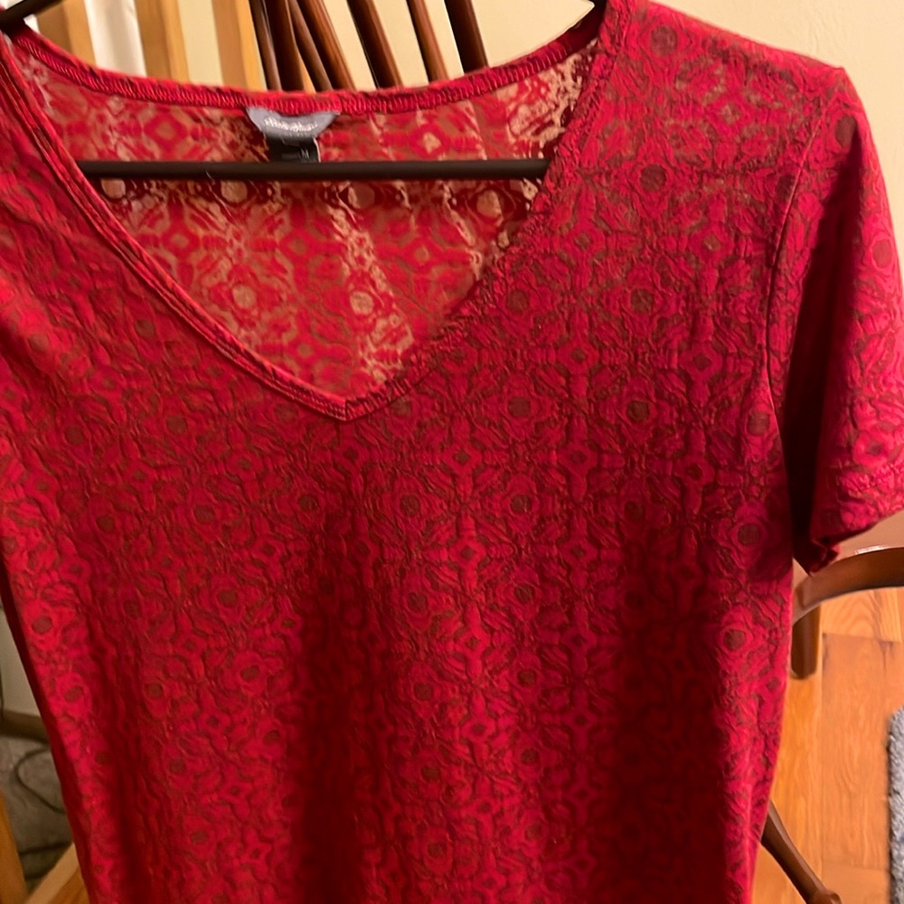 Eddie Bauer short sleeve red and brown medium vneck tshirt